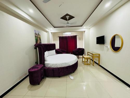 ein Hotelzimmer mit einem Bett und einem Spiegel in der Unterkunft WE hotels Islamabad in Islamabad