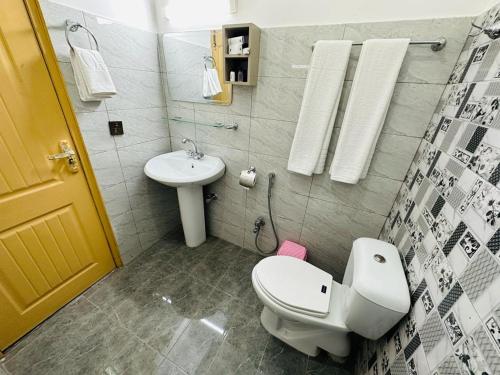 uma casa de banho com um WC e um lavatório em WE hotels Islamabad em Islamabad