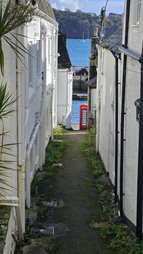 an alley between two buildings with a body of water at Number 1 in Saint Mawes