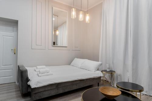 sypialnia z łóżkiem z lustrem i stołem w obiekcie Wrzesińska Luxury Apartment w Krakowie