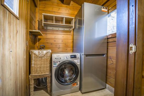 a washer and dryer in a tiny house at Peu del Riu Incles 2-7 in Soldeu