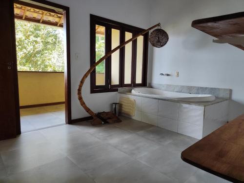 uma casa de banho com uma banheira e um lavatório num quarto em Casa Melhor Vista do Morro em Morro de São Paulo