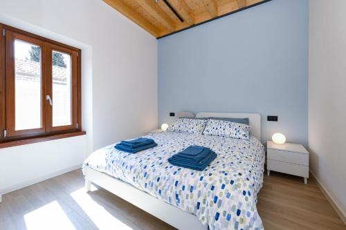 a bedroom with a bed with blue towels on it at Casa Contrada in Gargnano