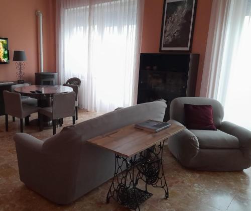 salon z kanapą i stołem w obiekcie Lo Studio del Pittore w mieście Vasto