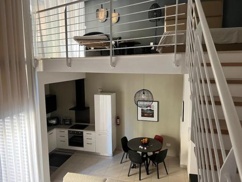 セントジュリアンズにあるDuplex 2 Bedroom in Portomaso St Juliansのキッチン、ダイニングルーム(テーブル付)