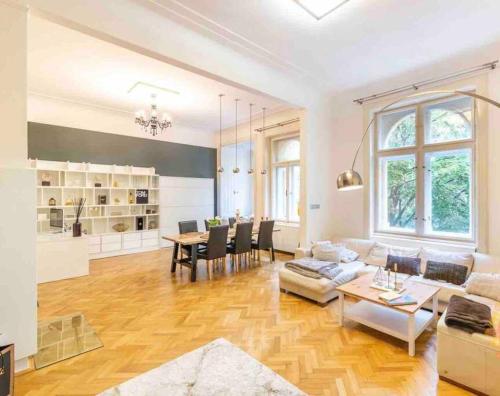 ein Wohnzimmer mit einem Sofa und einem Tisch in der Unterkunft Prague Elite Residences - Parizska street apartment 150 m2 in Prag
