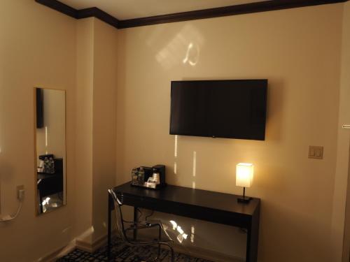 TV a/nebo společenská místnost v ubytování Night Hotel Broadway
