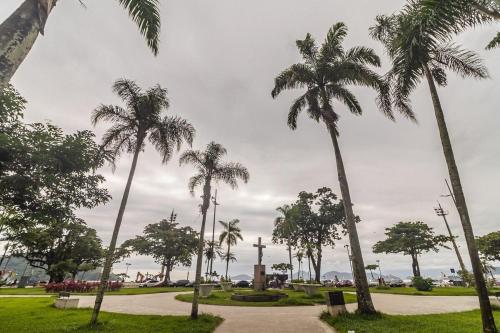 un grupo de palmeras en un parque en AP de frente p/ aquário e praia na ponta da praia, en Santos