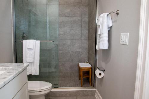Indian Harbour BeachにあるBello 12 Beachsideのトイレとガラスのシャワー付きのバスルーム