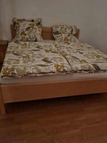 ein Bett mit einer Bettdecke und Kissen darauf in der Unterkunft DE SIGNATURE 2 in Berlin