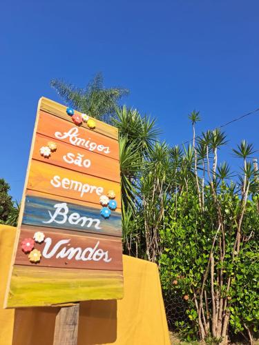 een bord voor een resort dat readsuador sigenna ben vanderbilt bij Estância São Sebastião in Cafelândia