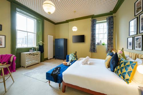 布里斯托的住宿－The Royal Mint - 2 Bedroom Apartment in Central Bristol by Mint Stays，卧室设有一张白色大床和两个窗户。