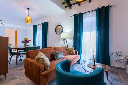 uma sala de estar com um sofá e uma mesa em San Miguel Terraza Tranquilo Moderno em Jerez de la Frontera