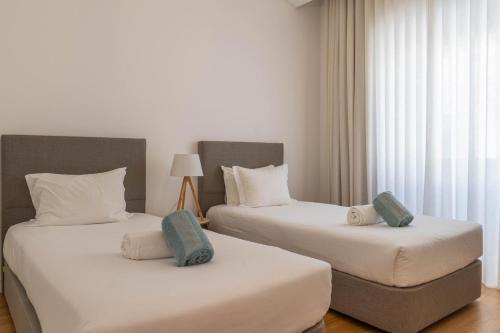 サン・ロケにあるForno da Cal Sea Houseのベッド2台が隣同士に設置された部屋です。