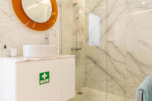 サン・ロケにあるForno da Cal Sea Houseのバスルーム(シャワー、洗面台、鏡付)