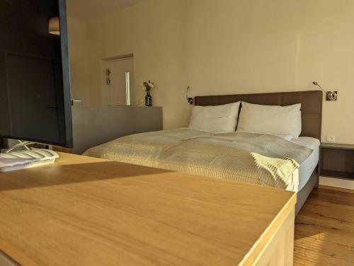 um quarto com uma cama grande e uma televisão em Luxurious & lovely apartment with infrared cabine em Prüfingberg