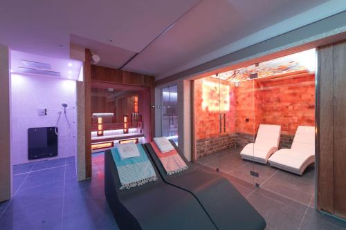 a living room with a bench and a fireplace at Hof van In & Wellness in Hasselt