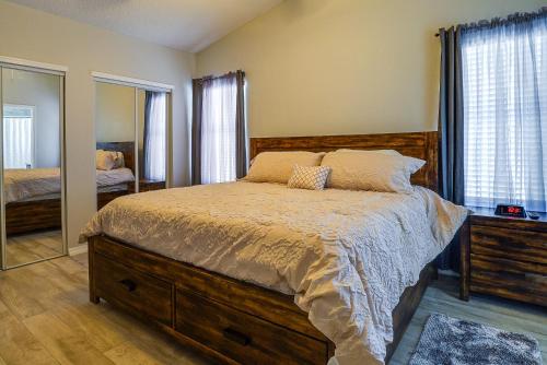 1 dormitorio con 1 cama grande y espejo en Pet-Friendly El Paso Retreat 20 Mi to Downtown! en El Paso