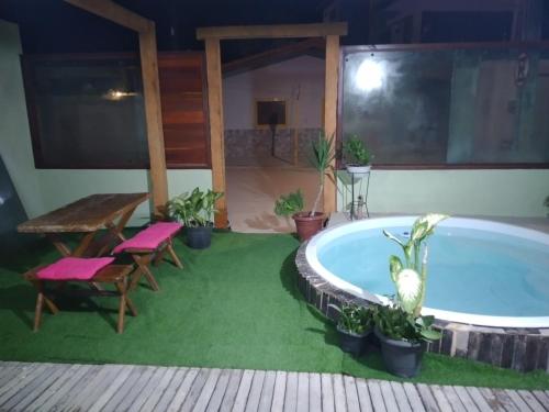 eine Whirlpool-Badewanne in einem Haus mit Pflanzen in der Unterkunft Aconchego da Vovó Netinha in Maragogi