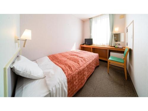 TobeにあるKutsurogi no Yado Juraku - Vacation STAY 03513vのベッドと机があるホテルの部屋
