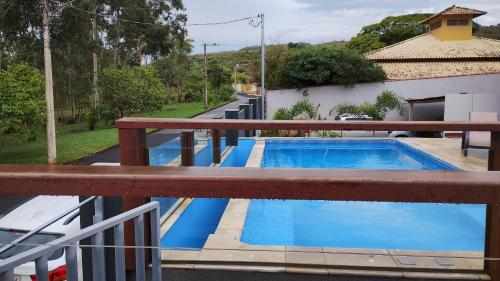 una piscina en el balcón de una casa en Pousada Ribeirinha en São José da Barra