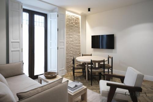 un soggiorno con divano e tavolo di Luxury, Art and Deco apt para 4pax cerca de Plaza de España a Siviglia