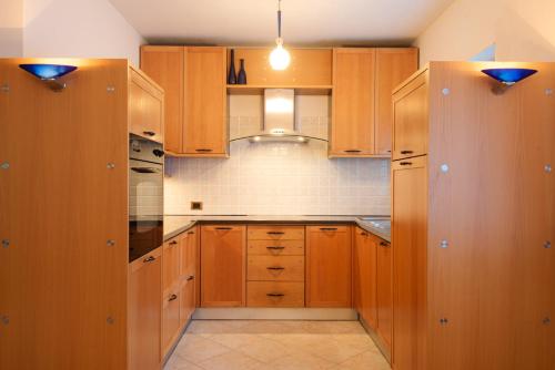 Kjøkken eller kjøkkenkrok på Strategic apartment - near Bolzano