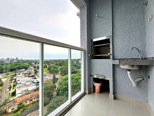 a bathroom with a view of a city at Apt Novíssimo 3quartos 2vagas garagem prox centro in Foz do Iguaçu