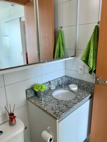 a bathroom with a sink and a mirror at Kit completa - Parque Norte in Brasília