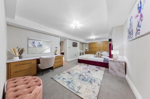 a bedroom with a bed and a desk and a desk at ULTRA MASSIVE House by HYDE PARK in London
