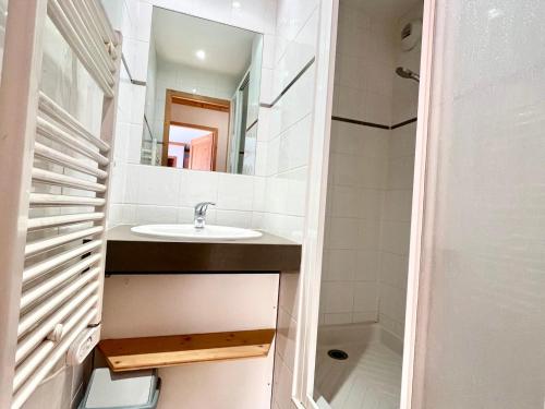 Appartement 3 pièces avec piscine et parking au centre du village - FR-1-505-198 في نوتر دام دو بيلكومبيه: حمام مزود بحوض ومِرآة