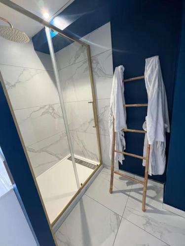 um quarto com uma parede de vidro e um espelho em Appartement : Le Portel em Le Portel
