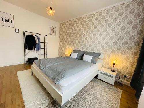una camera con un grande letto e un muro di Gemütliche und charmante Ferienwohnung in der schönen Rattenfängerstadt Hameln a Hameln