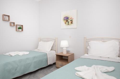 duas camas num quarto com toalhas nas camas em Iliana's House em Zipárion
