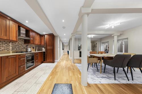 Η κουζίνα ή μικρή κουζίνα στο ULTRA MASSIVE House by HYDE PARK