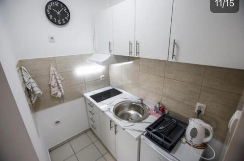 Kuchyň nebo kuchyňský kout v ubytování SKY 1 APARTMAN