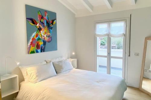 um quarto com uma cama com uma pintura de uma girafa em Le Terrazze 18 em Brescia