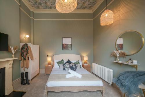 布里斯托的住宿－The Sovereign Suite - 2 Bedroom Apartment in Central Bristol by Mint Stays，一间卧室配有一张床和一个壁炉