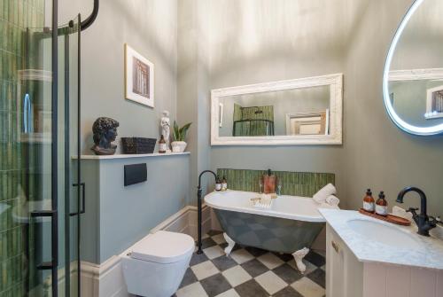 布里斯托的住宿－The Sovereign Suite - 2 Bedroom Apartment in Central Bristol by Mint Stays，带浴缸、卫生间和盥洗盆的浴室