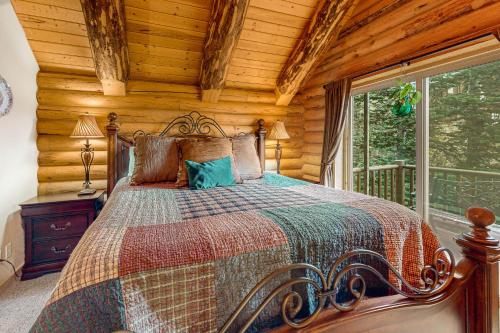 1 dormitorio con 1 cama en una cabaña de madera en Heavenly Haven, en Brian Head