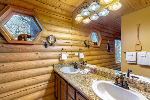 Cabaña de madera con baño con 2 lavabos y ventana en Heavenly Haven, en Brian Head