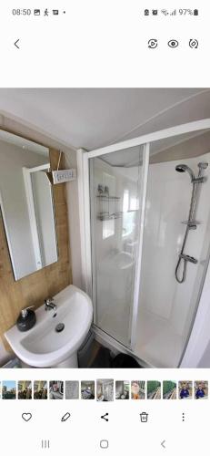 uma casa de banho com um lavatório, um chuveiro e um WC. em 23 the pastures em Tattershall