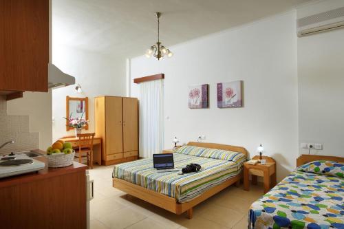 Un pat sau paturi într-o cameră la Hotel Livikon