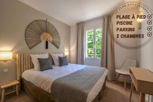 - une chambre avec un lit et un grand miroir mural dans l'établissement Soir d été proche plage et Saint Tropez IX, à Saint-Tropez