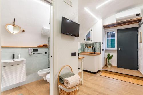 a bathroom with a toilet and a tv on the wall at Varriale house ecogreen in Naples