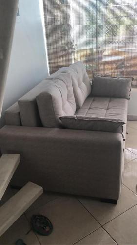 eine Couch mit einer Decke darüber in der Unterkunft Loft em Búzios in Búzios