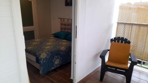 Postel nebo postele na pokoji v ubytování Bungalow charmant à Saint Paul avec terrasse et jardin privatif