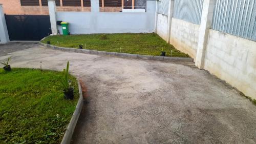 Zahrada ubytování Bungalow charmant à Saint Paul avec terrasse et jardin privatif