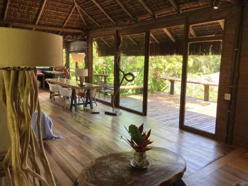 sala de estar con suelo de madera y mesa en Paradise in Rio, en Río de Janeiro