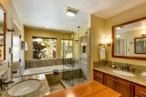 A bathroom at Tudor Lodge